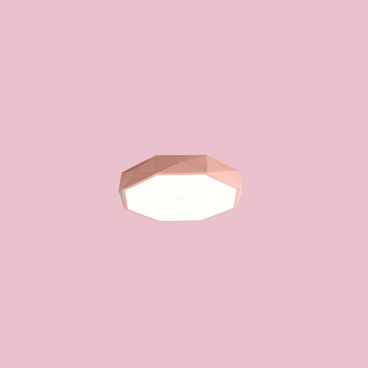 Plafonnier rose à facettes, diffuseur blanc, isolé sur fond rose 11
