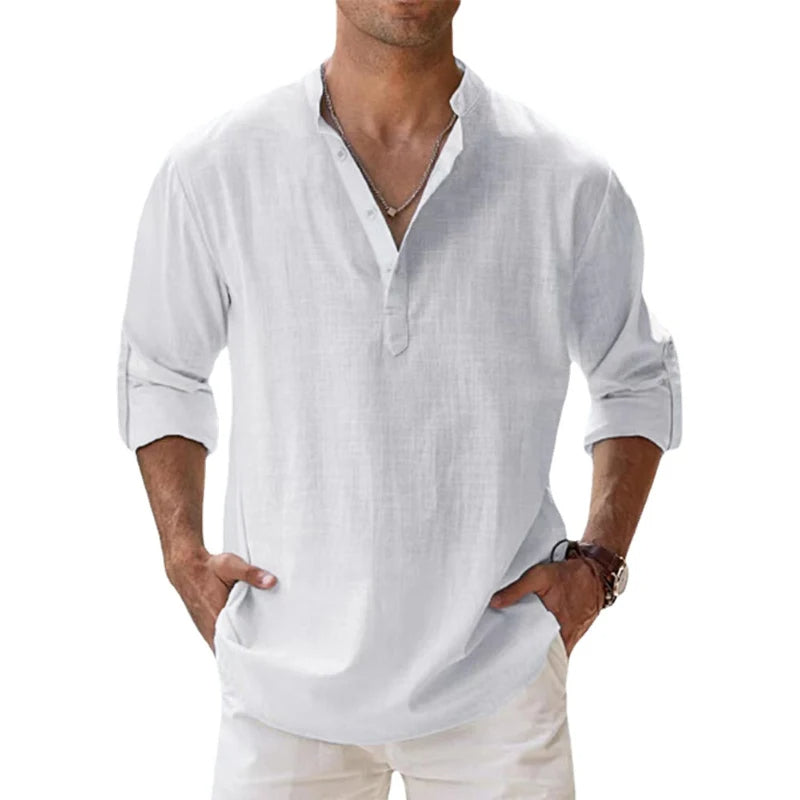 Homme portant la chemise Henley blanche, manches retroussées, mains dans les poches d'un pantalon clair, vue de face. 4