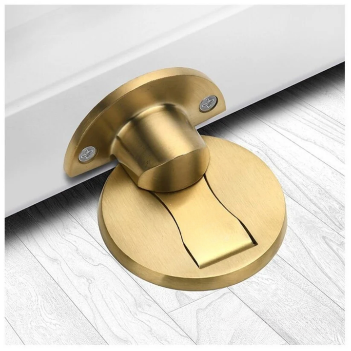 Version dorée satinée de la butée magnétique, support demi-lune vissé sur la porte et socle rond au sol. 3