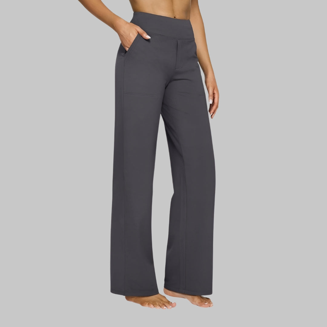Pantalon gris anthracite vu de trois quarts, porté par une femme pieds nus, une main dans la poche. 6