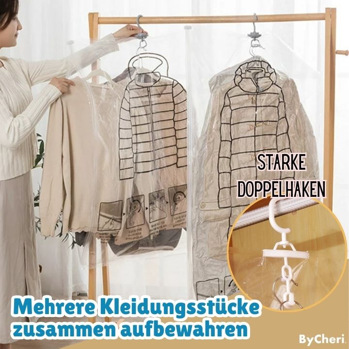 Femme accrochant des vêtements dans des housses transparentes sur une penderie en bois, avec un gros plan sur le crochet double blanc. 4