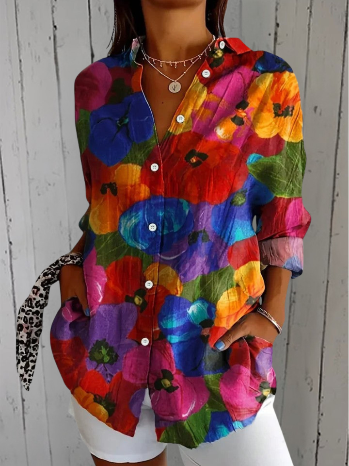 Blouse portée avec un short blanc, grandes fleurs peintes rouges, bleues, violettes et jaunes, rendu froissé coloré. 6
