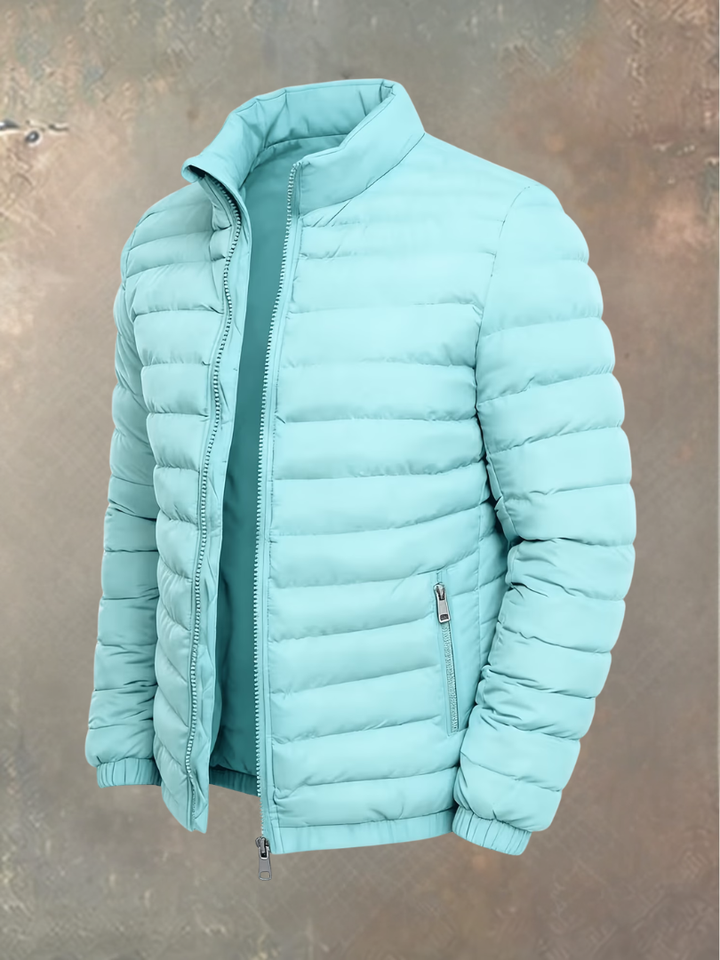 Veste matelassée bleu turquoise clair ouverte, vue de trois quarts, avec col montant et zip apparent 4