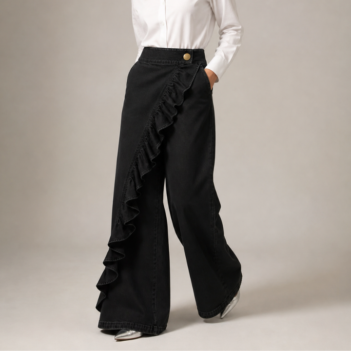 Version en denim noir portée en marchant, avec chemise blanche, bouton doré à la taille et volant en cascade sur la jambe. 3