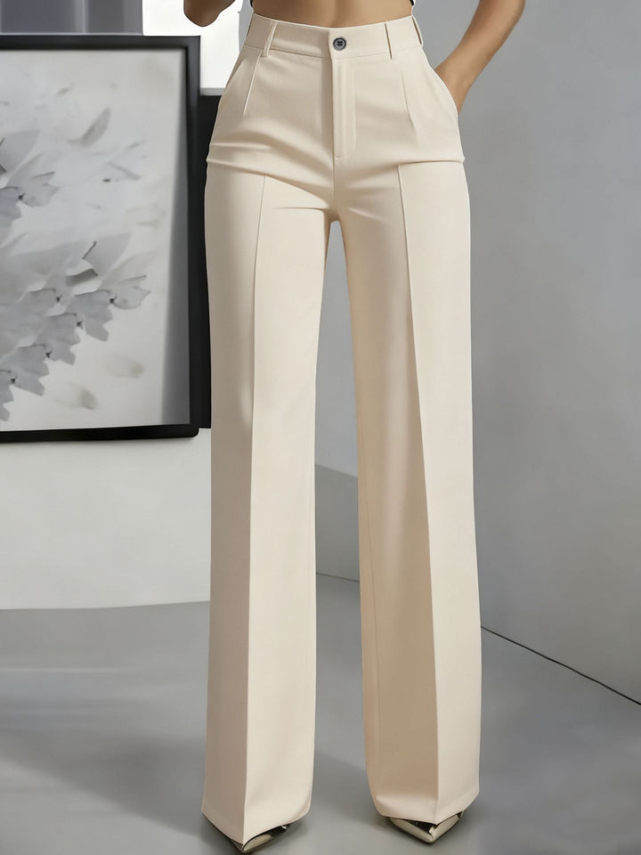 Pantalon large beige clair porté de face, taille haute, pinces et poche à la hanche 5
