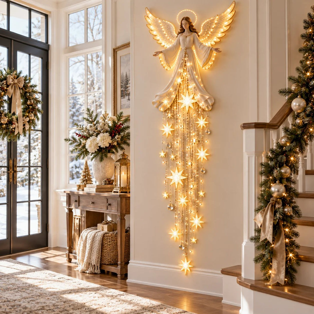 Ange illuminé accroché au mur d'une entrée lumineuse près d'un escalier orné de guirlandes, d'une console en bois et d'un bouquet blanc. 2