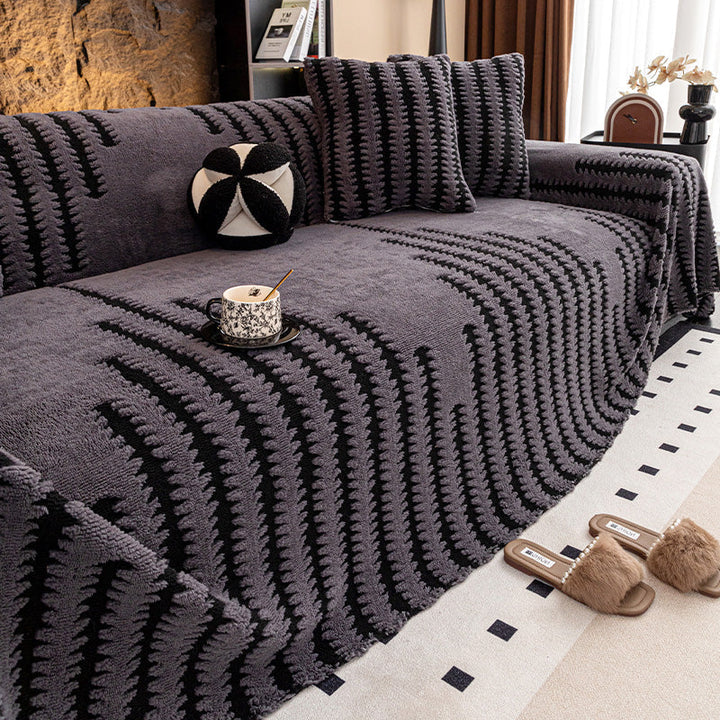 Canapé avec housse gris anthracite à rayures noires en zigzag, coussins assortis et tasse sur l'assise 13