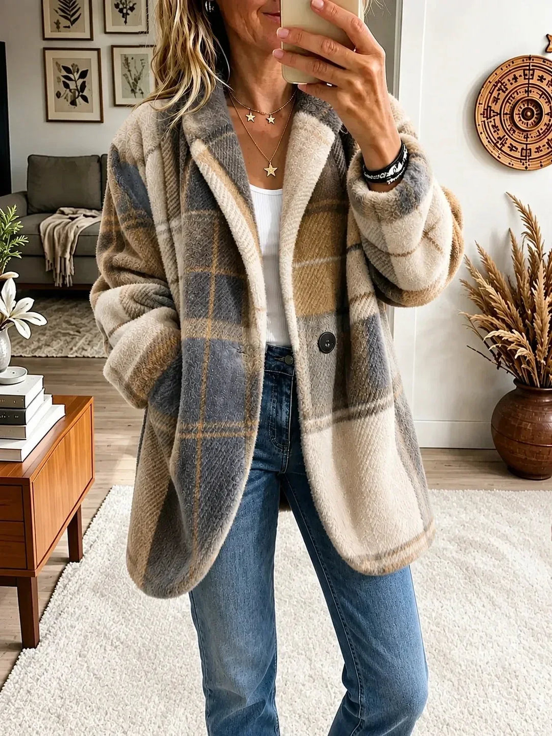 Manteau à carreaux doux dans des tons neutres de beige, gris et camel, porté ouvert avec un jean et un haut blanc. 6