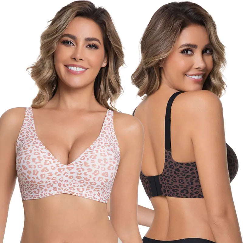 Deux mannequins portant le modèle léopard, l'une de face en rose, l'autre de dos en brun 12