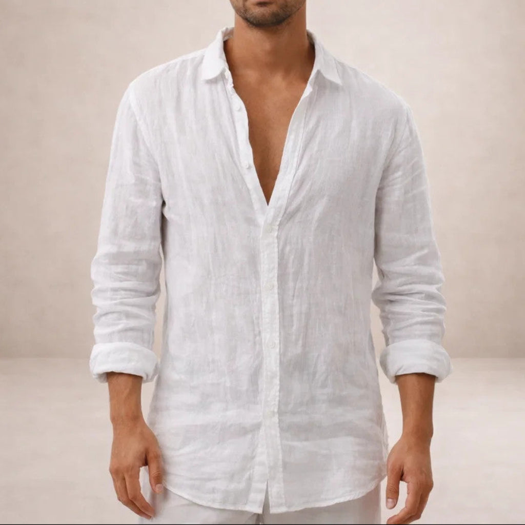 Chemise en lin blanche portée de face, col ouvert, manches retroussées, tissu légèrement froissé, cadrage serré sur le buste. 3