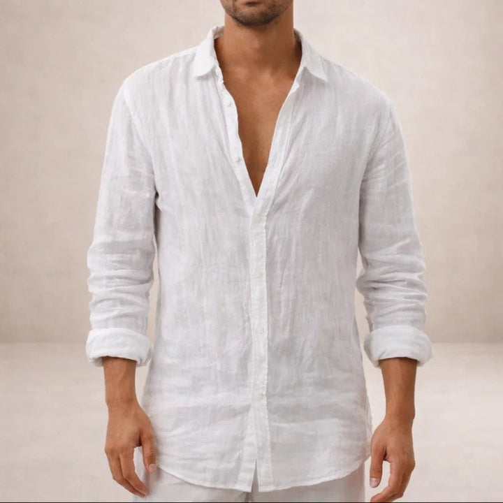Chemise en lin blanche portée de face, col ouvert, manches retroussées, tissu légèrement froissé, cadrage serré sur le buste. 3