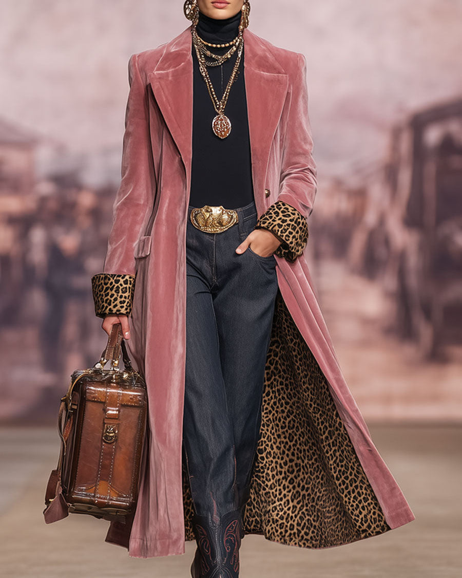 Mannequin de défilé en manteau rose en velours ouvert montrant la doublure léopard, la main dans la poche, un sac en cuir à la main. 3