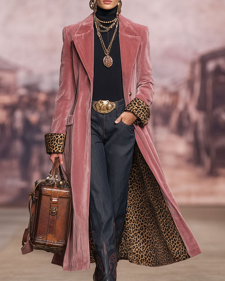 Mannequin de défilé en manteau rose en velours ouvert montrant la doublure léopard, la main dans la poche, un sac en cuir à la main. 3