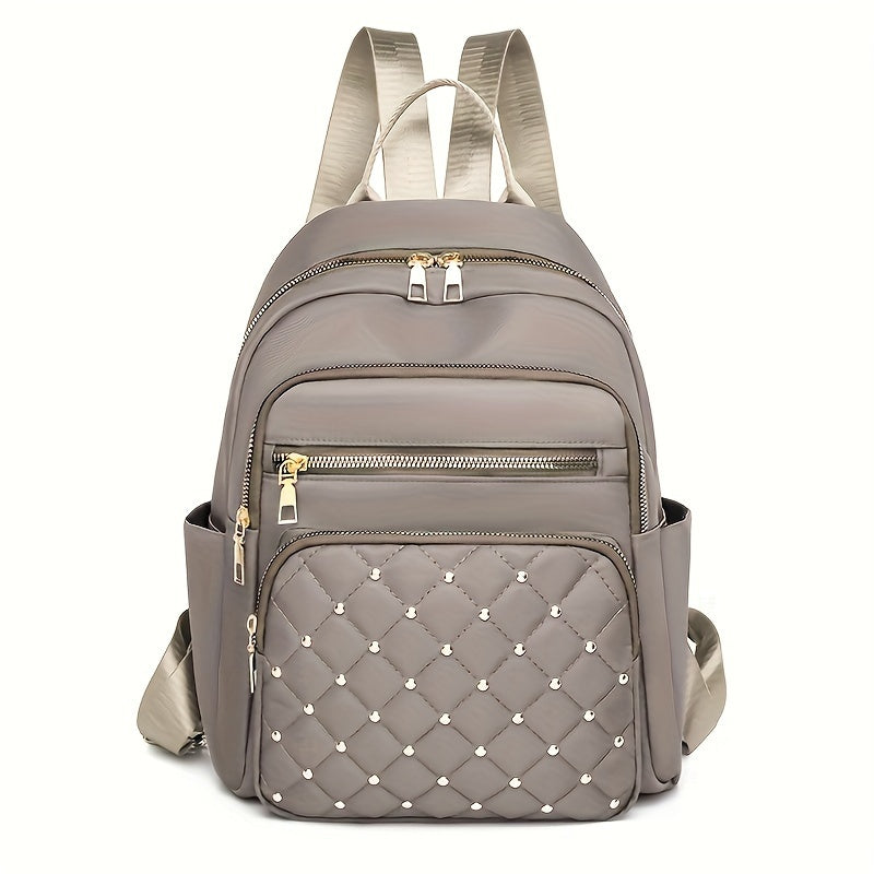 Sac à dos taupe vu de face, poche avant matelassée avec clous dorés 17