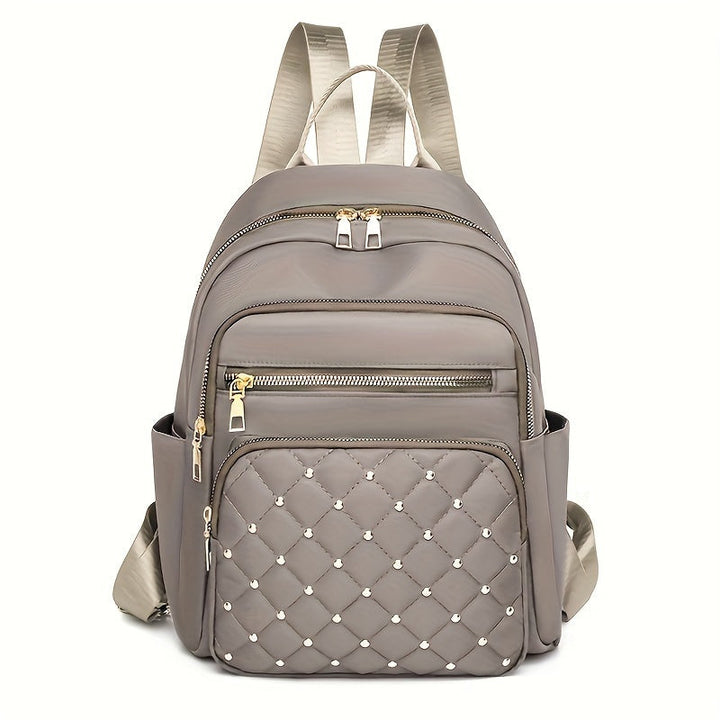 Sac à dos taupe vu de face, poche avant matelassée avec clous dorés 17