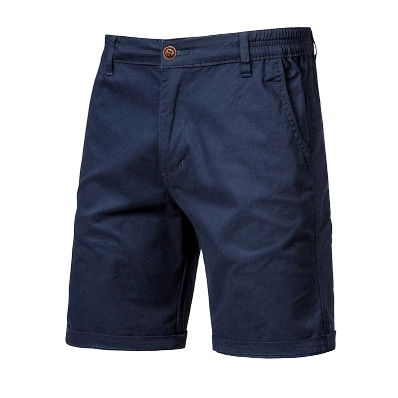 Vue de face du short bleu marine avec ceinture élastique, bouton marron, poche latérale et bas retroussé. 10