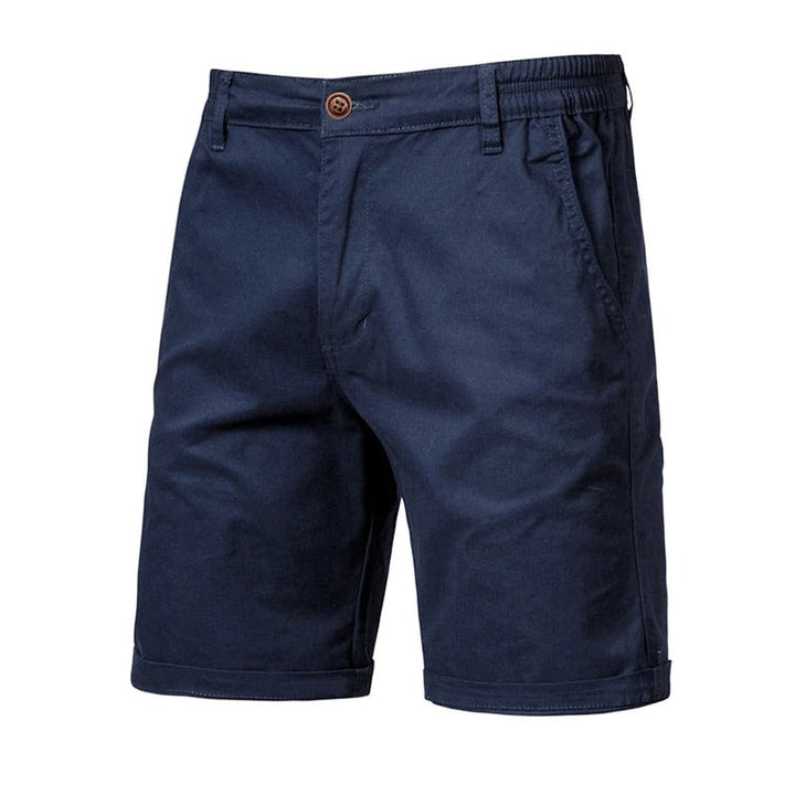 Vue de face du short bleu marine avec ceinture élastique, bouton marron, poche latérale et bas retroussé. 10