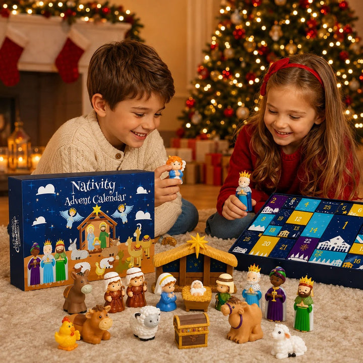 Deux enfants souriants jouent avec les figurines de la crèche devant un sapin de Noël illuminé 8