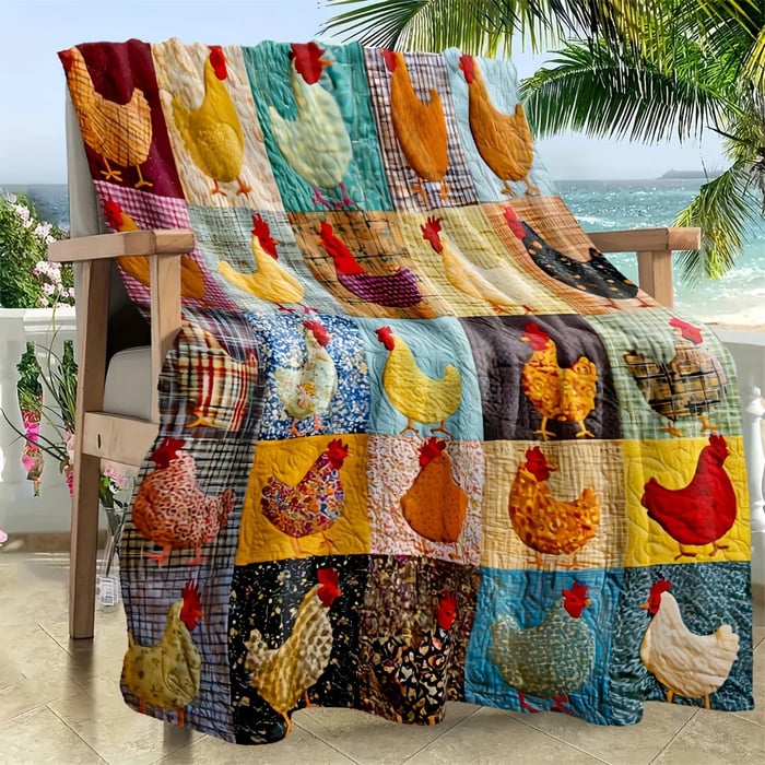 Couverture à poules multicolores jetée sur une chaise en bois, face à la mer et aux palmiers 16