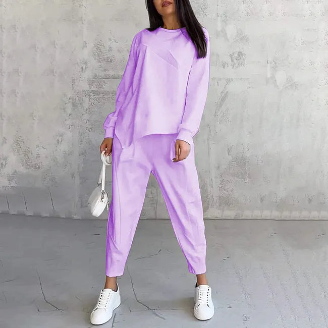 Ensemble en version lilas clair, porté avec baskets blanches et petit sac blanc, bras le long du corps. 4
