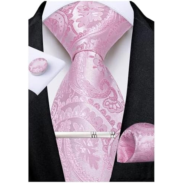 Cravate rose pâle à motifs cachemire et floraux, avec pince, bouton de manchette et pochette, portée sur chemise blanche. 4