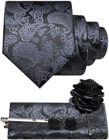 Ensemble cachemire gris argenté sur fond noir : cravate, pochette, boutons de manchette, pince à cravate et broche fleur noire. 12