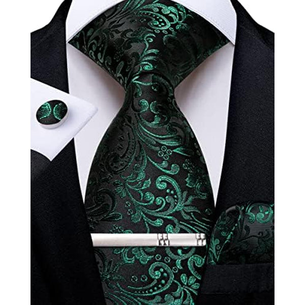 Cravate noire à motif cachemire vert émeraude, avec pince argentée, bouton de manchette et pochette assortis, portée sur chemise blanche. 8