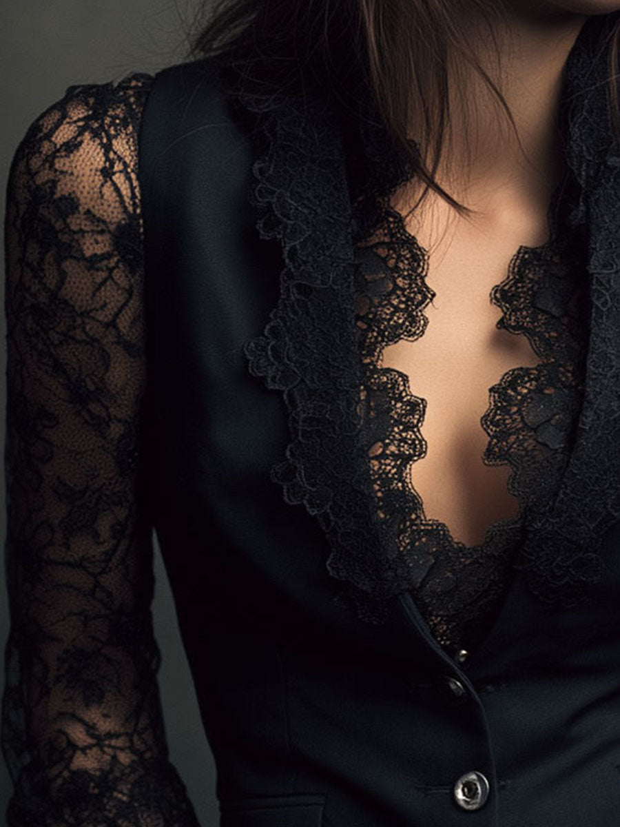 Gros plan sur le col en dentelle festonnée et la manche transparente de la veste noire 17