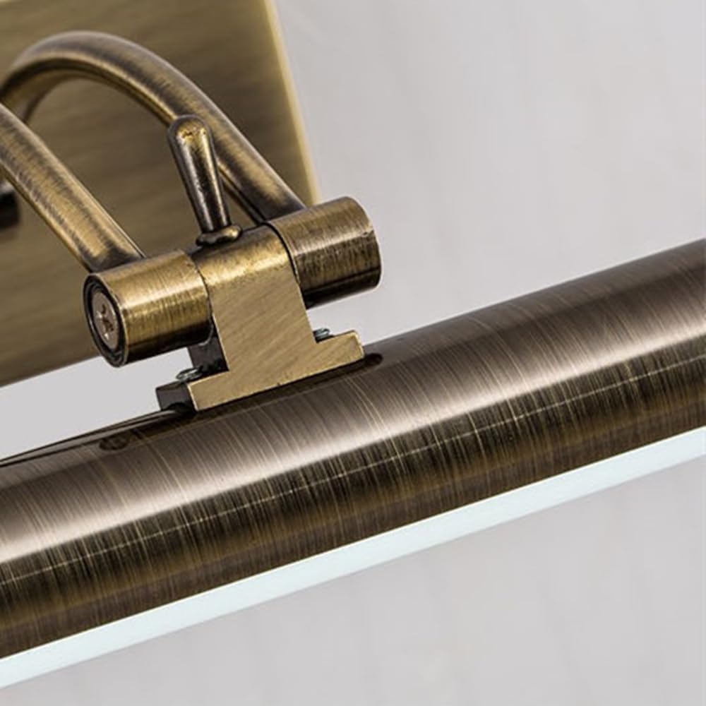 Gros plan sur l'articulation et le tube brossé de l'applique en laiton vieilli 8