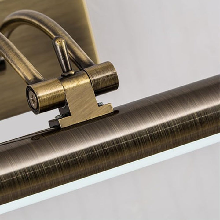 Gros plan sur l'articulation et le tube brossé de l'applique en laiton vieilli 8