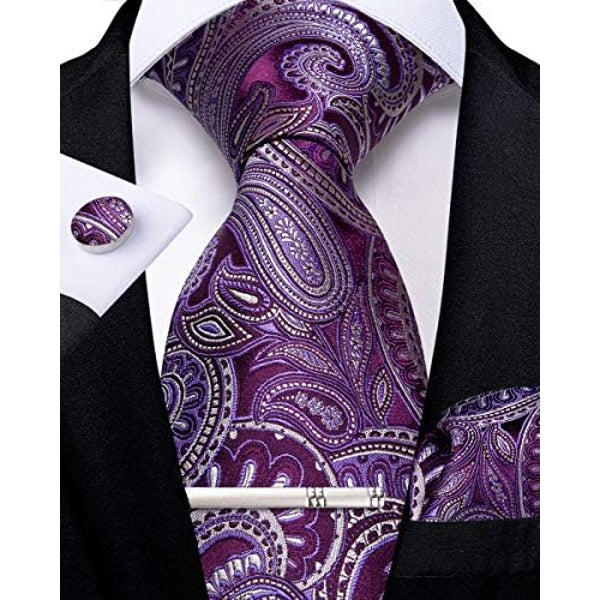 Cravate cachemire violette aux reflets argentés, accompagnée de la pince, du bouton de manchette et de la pochette assortis. 5