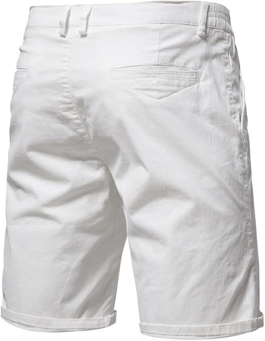 Vue de dos du short blanc, avec une poche plaquée, passants de ceinture et bas retroussé. 8