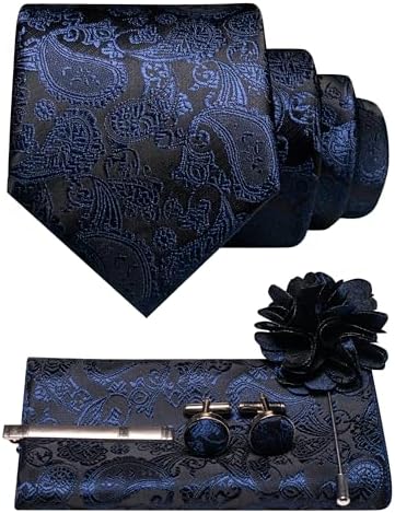 Ensemble à motif cachemire bleu marine sur fond noir : cravate, pochette, boutons de manchette, pince et broche fleur. 23