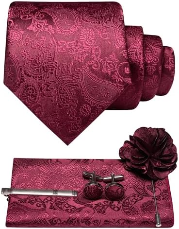Cravate à motif cachemire bordeaux avec pochette, boutons de manchette, pince à cravate et broche fleur assortis, présentés à plat. 1
