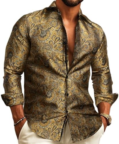 Chemise jacquard à motif cachemire doré et olive, portée par un homme les mains dans les poches. 7