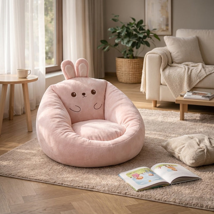 Fauteuil en peluche rose en forme de lapin avec longues oreilles, installé dans un salon lumineux 7