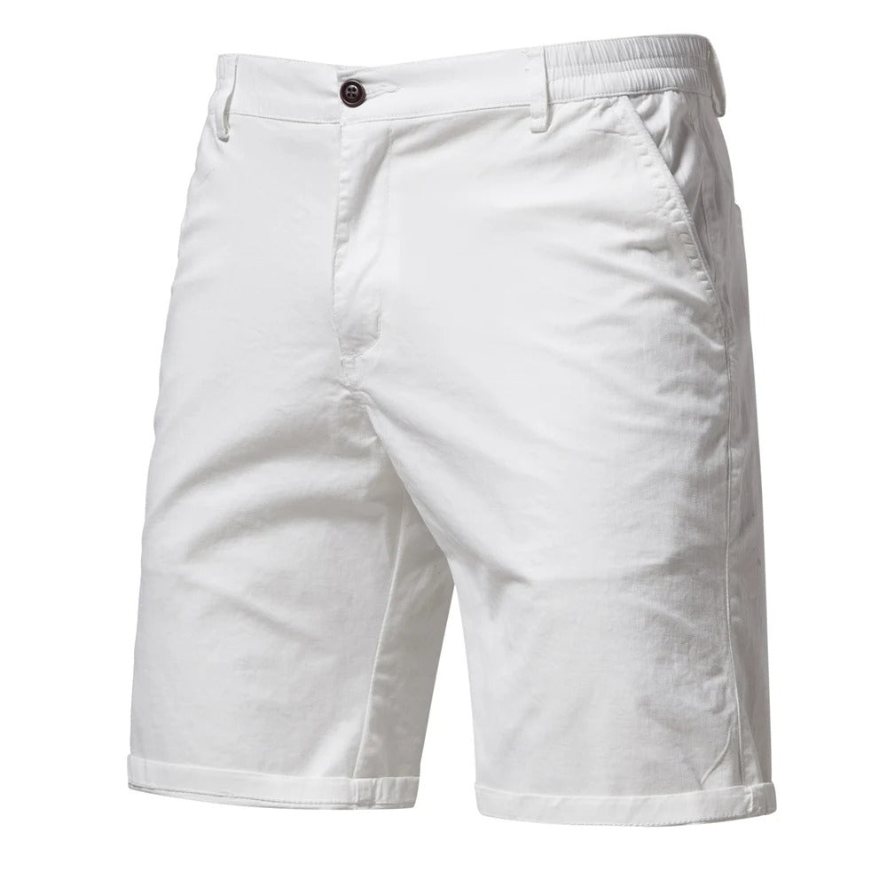 Vue de face du short blanc avec ceinture élastique, bouton foncé, poche latérale et bas retroussé. 9