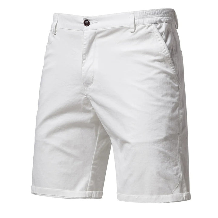Vue de face du short blanc avec ceinture élastique, bouton foncé, poche latérale et bas retroussé. 9