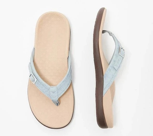 Paire de tongs bleu clair à boucle, semelle beige, vue de dessus et de profil 9