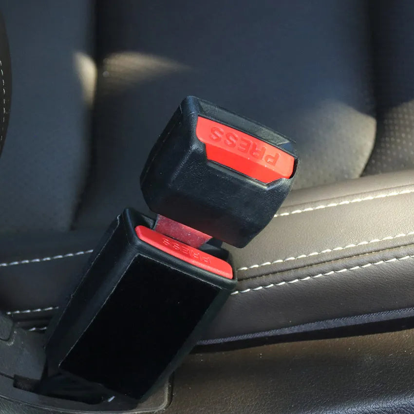 Insert noir à bouton rouge engagé dans la boucle de ceinture, posé sur un siège en cuir 3