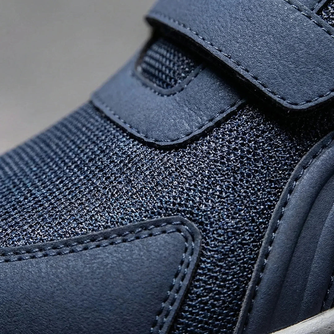 Gros plan sur le maillage bleu marine, la bride à scratch et les surpiqûres de la chaussure 10
