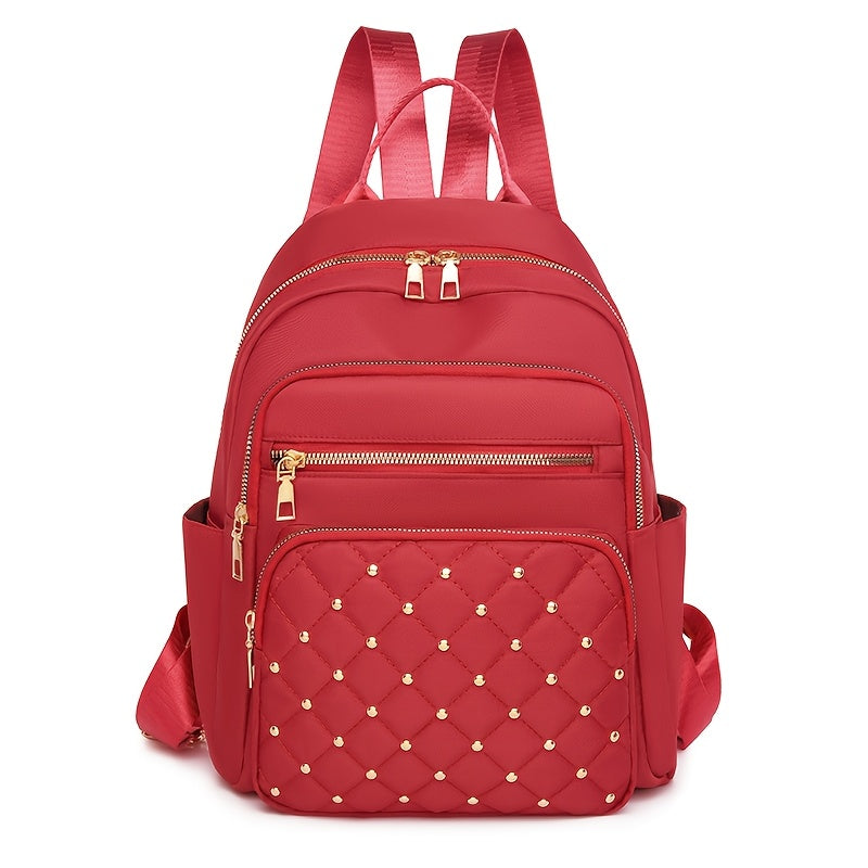 Sac à dos rouge vu de face, poche avant matelassée avec clous dorés 16