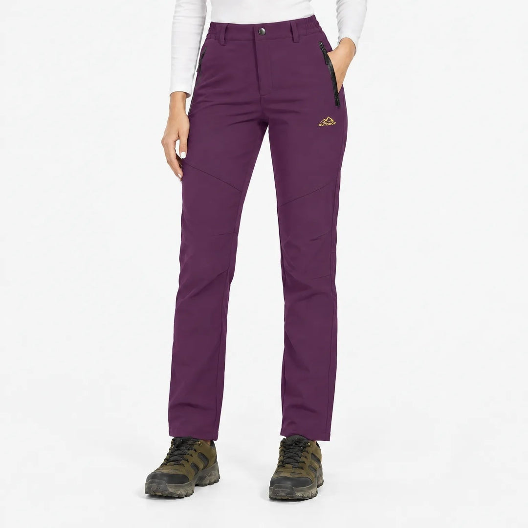 Pantalon prune porté de face par une mannequin, coupe droite et ceinture élastique 18