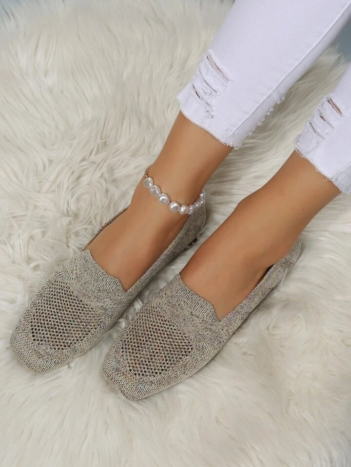 Paire taupe en mesh ajouré portée avec un jean blanc déchiré et un bracelet de perles, sur un tapis à poils longs. 20