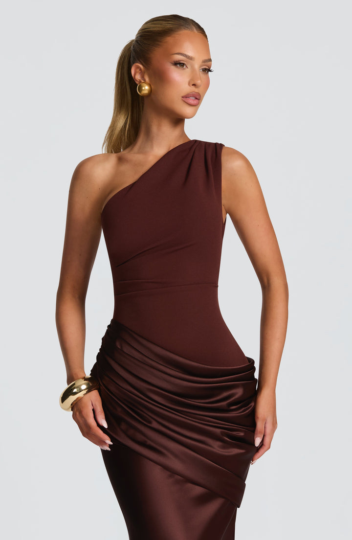 Gros plan sur le haut de la robe marron, encolure asymétrique plissée et drapé en satin sur la hanche. 7