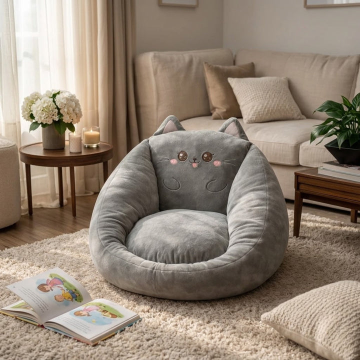 Fauteuil en peluche grise en forme de chat avec oreilles et visage brodé, dans un salon 5