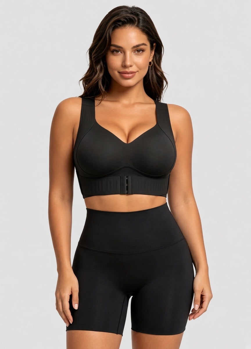 Mannequin de face portant le soutien-gorge noir à fermeture frontale avec un short taille haute noir assorti. 13
