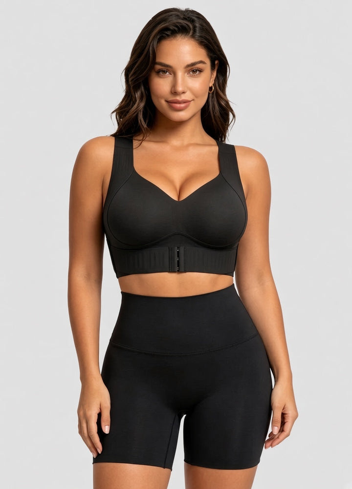 Mannequin de face portant le soutien-gorge noir à fermeture frontale avec un short taille haute noir assorti. 13