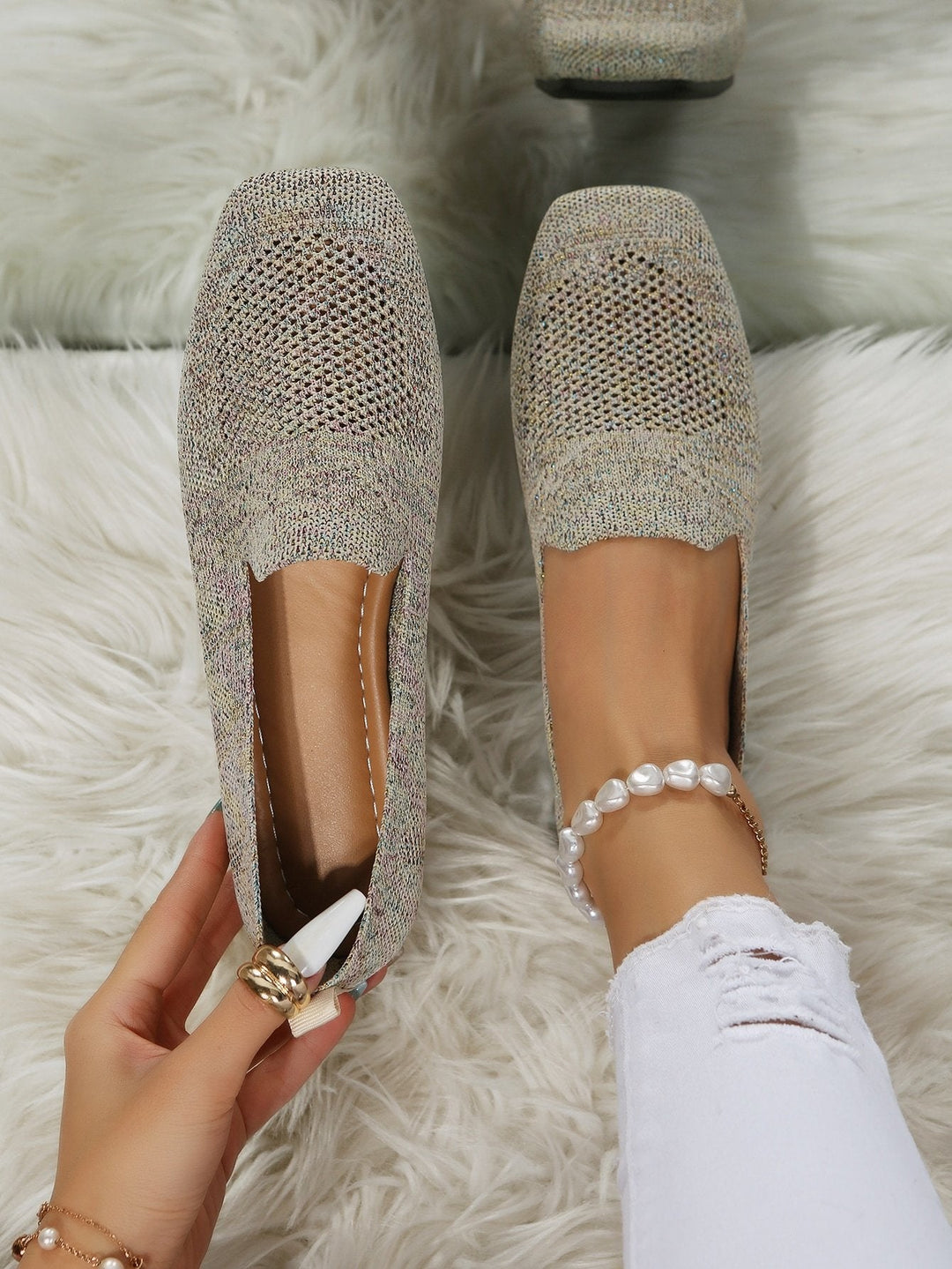 Vue de dessus de chaussures à enfiler en mesh tricoté beige chiné, bout carré ajouré, une paire portée sur un tapis moelleux blanc 21