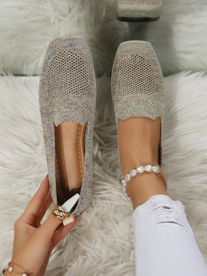 Vue de dessus de chaussures à enfiler en mesh tricoté beige chiné, bout carré ajouré, une paire portée sur un tapis moelleux blanc 21